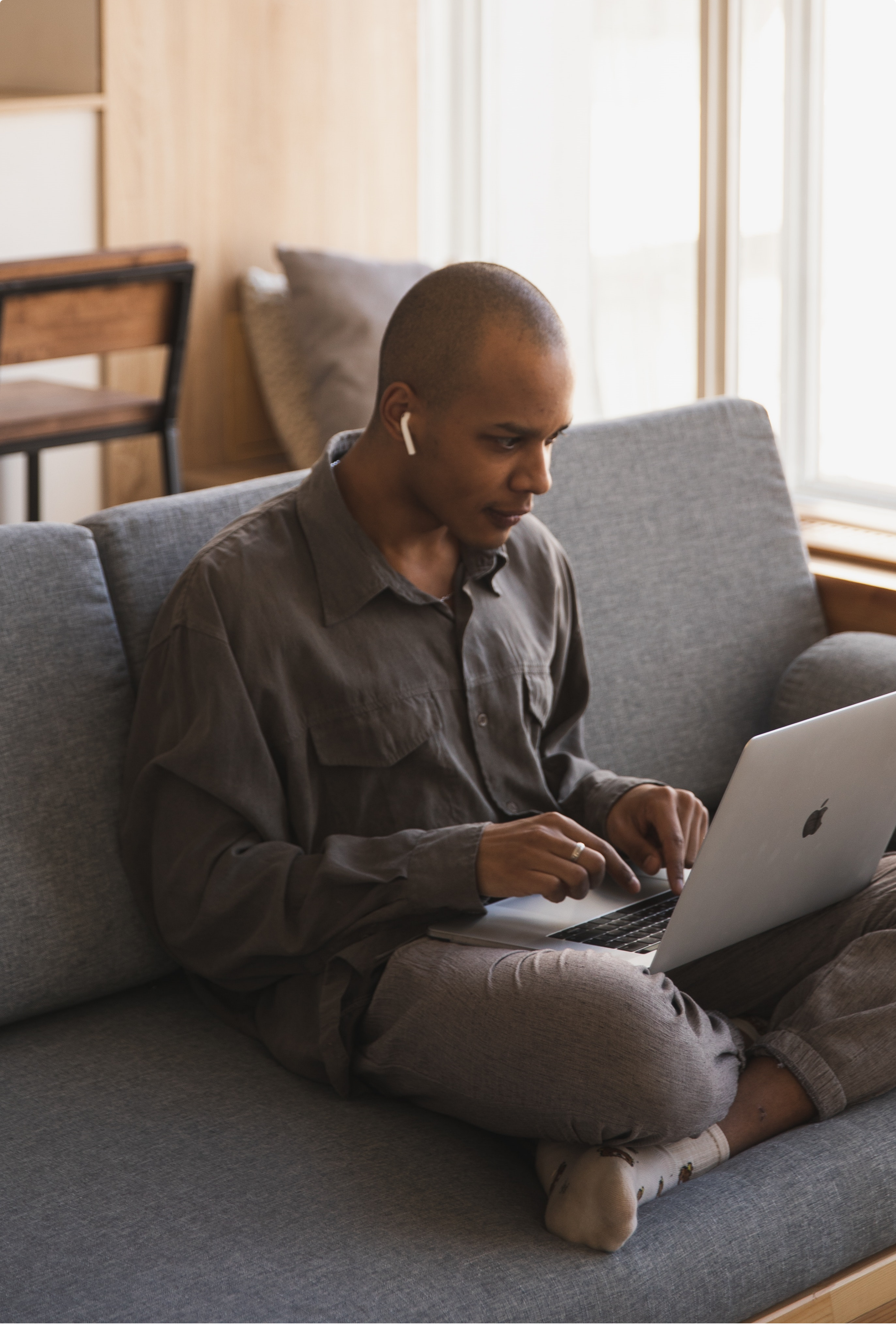 Man met laptop op de bank