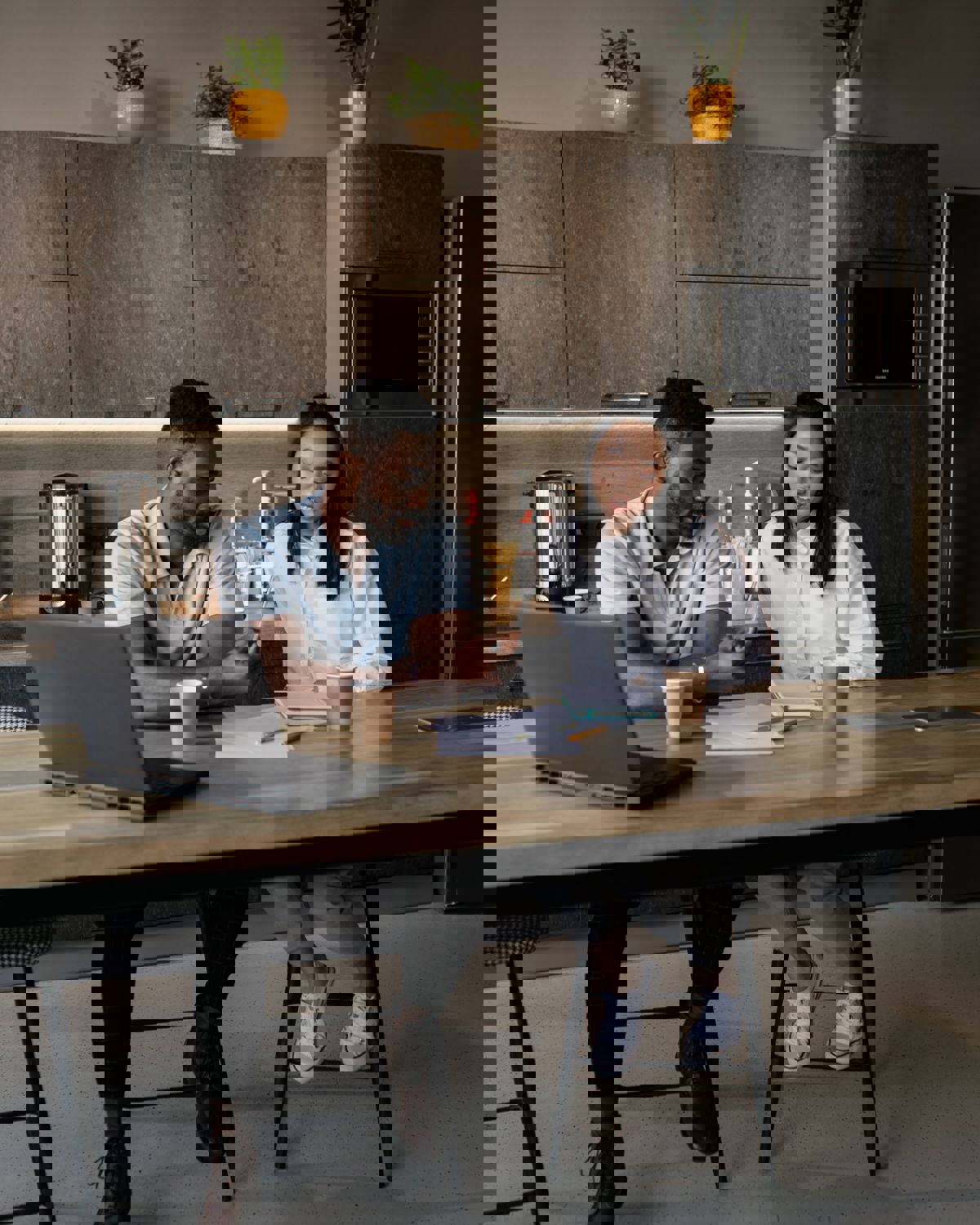 Man en vrouw aan keukentafel Man en vrouw aan keukentafel