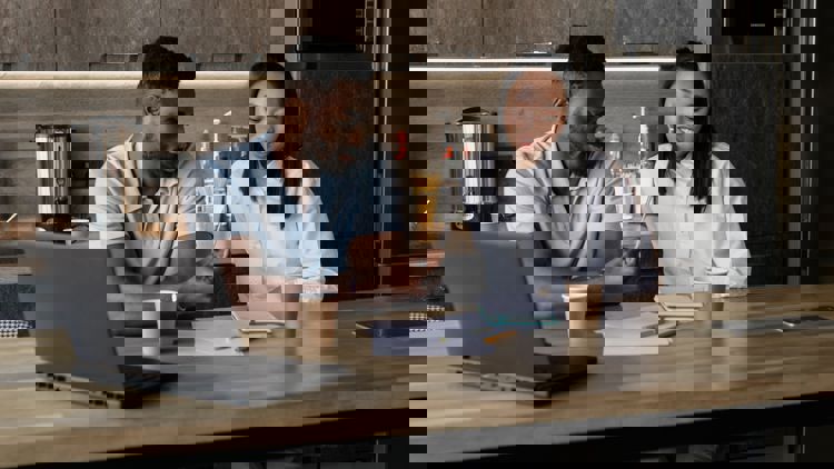 Man en vrouw aan keukentafel Man en vrouw aan keukentafel